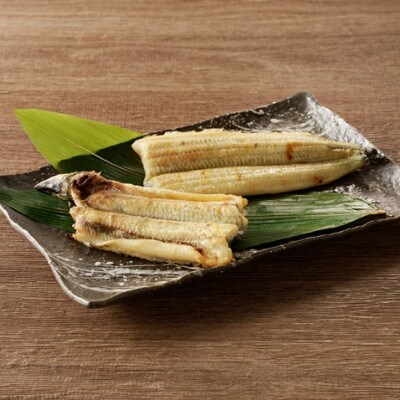 国産うなぎの塩焼き2～3人前(1尾) 新月の塩を使用 特製タレと山椒付き 炭火で丹念に焼き上げた鰻