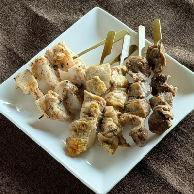 老舗居酒屋 炭火焼き鳥セット(6種×2本)タレと塩味 もも・つくね・にんにく焼き鳥・ズリ・なんこつ