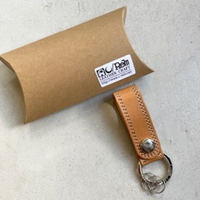革職人がつくるレザーのキーホルダー　ヌメ革使用(ナチュラル)　80×25mm