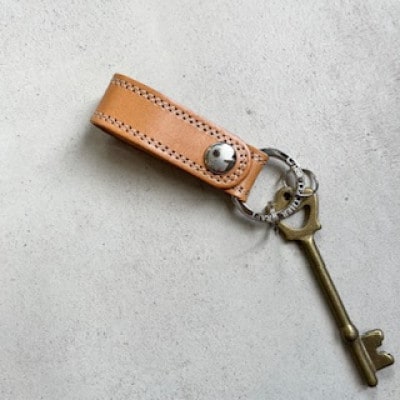 革職人がつくるレザーのキーホルダー　ヌメ革使用(ナチュラル)　80×25mm