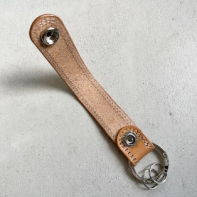 革職人がつくるレザーのキーホルダー　ヌメ革使用(ナチュラル)　80×25mm