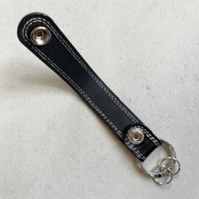 革職人がつくるレザーのキーホルダー(ブラック)　ヌメ革使用　80x25mm