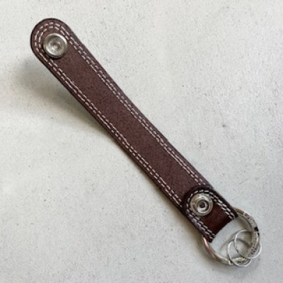 革職人がつくるレザーのキーホルダー(ダークブラウン)　ヌメ革使用　80x25m