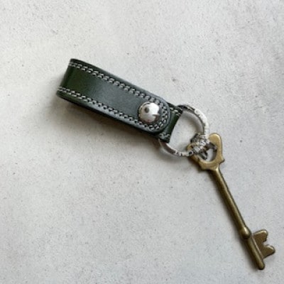 革職人がつくるレザーのキーホルダー(グリーン)　ヌメ革使用　80x25mm