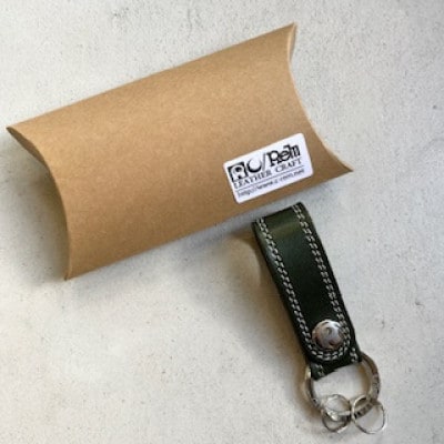 革職人がつくるレザーのキーホルダー(グリーン)　ヌメ革使用　80x25mm