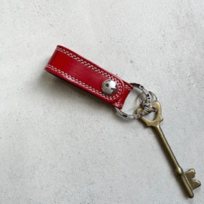 革職人がつくるレザーのキーホルダー(レッド)　ヌメ革使用　80x25mm