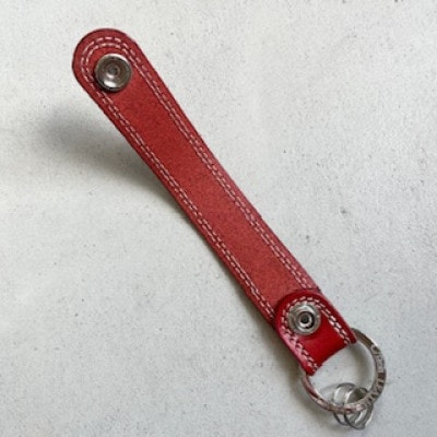 革職人がつくるレザーのキーホルダー(レッド)　ヌメ革使用　80x25mm