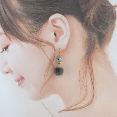 *薄墨色(グレー)*水引ピアス/玉結びとフェイクファーのピアス