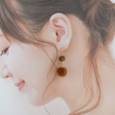 *うす茶×ライトブラウン*水引ピアス/玉結びとフェイクファーのピアス