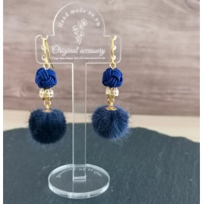 *藍色(ネイビー)*　水引ピアス/玉結びとフェイクファーのピアス