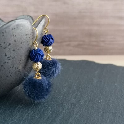 *藍色(ネイビー)*　水引ピアス/玉結びとフェイクファーのピアス