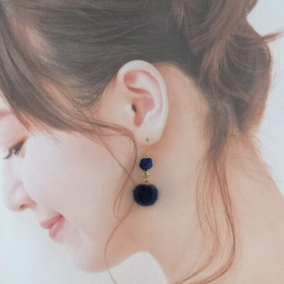 *藍色(ネイビー)*　水引ピアス/玉結びとフェイクファーのピアス