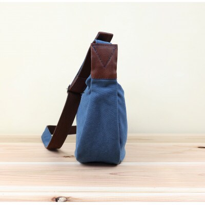 半月型のショルダーバッグ　【ブルー】