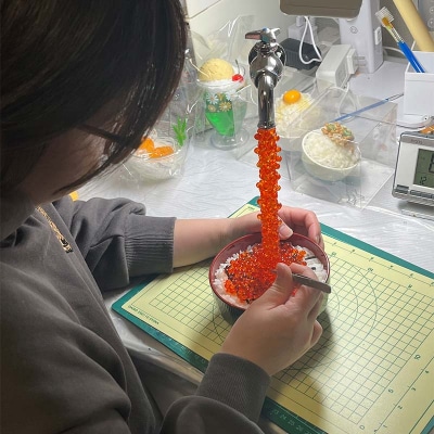 ★蛇口からイクラが出ている食品サンプル★北海道釧路市発 ユーモア雑貨 ハンドメイド F5F-0145