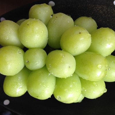 新鮮・朝採り後即出荷!岡山県　吉備高原産シャインマスカット　2kg(3～4房入り)贈答品