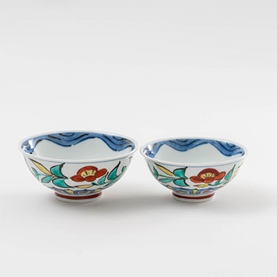 万歴花文夫婦茶碗-色鍋島の華やかな色使いです。手仕事ならではの温もりの器です。ー