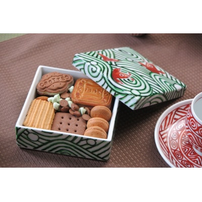遊鯉紋陶箱・中