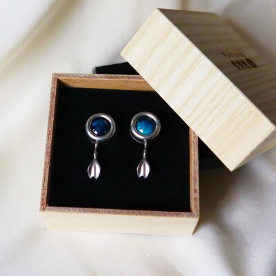 【さとふる限定】【信楽焼の伝統工芸・陶器】揺れ動く青と錫のコントラストが美しい蒼玉イヤリング/さくら