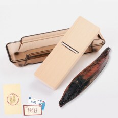 【赤節】食べる鰹節1本と貝印削り器 化粧箱入りギフトセット(カネニニシ)B-038 | ふるさと納税のお礼品