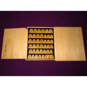清夏作山華石島黄楊斑入上柾目彫将棋駒/署名桐製平箱付(KS590)