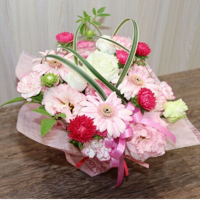 【ピンク系:ガーベラ、トルコキキョウ+季節のお花】生花アレンジメント