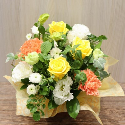 【イエロー・オレンジ系:バラ、カーネーション+季節のお花】生花アレンジメント