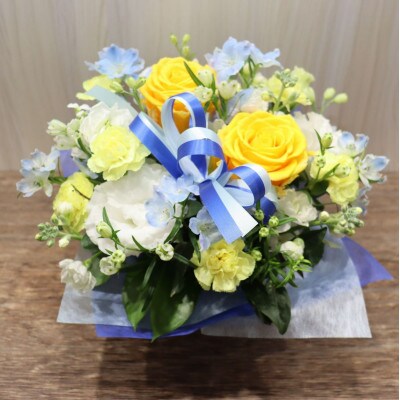 【イエロー・ブルー系:バラ、デルフィ+季節のお花】生花アレンジメント「3 LOVE STORIES」