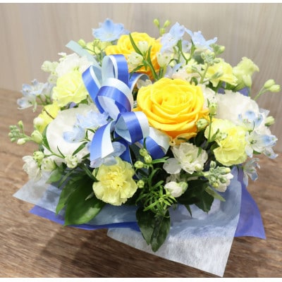 【イエロー・ブルー系:バラ、デルフィ+季節のお花】生花アレンジメント「3 LOVE STORIES」