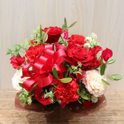 【レッド系:バラ、カーネーション+季節のお花】生花アレンジメント