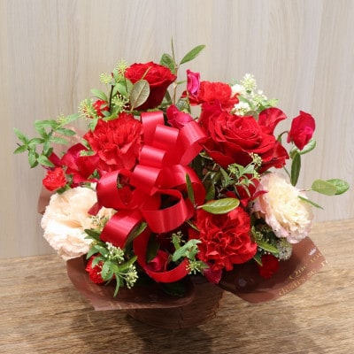 【レッド系:バラ、カーネーション+季節のお花】生花アレンジメント