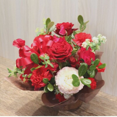 【レッド系:バラ、カーネーション+季節のお花】生花アレンジメント