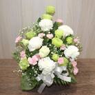 白とグリーンのお花で上品な雰囲気のお供えアレンジ