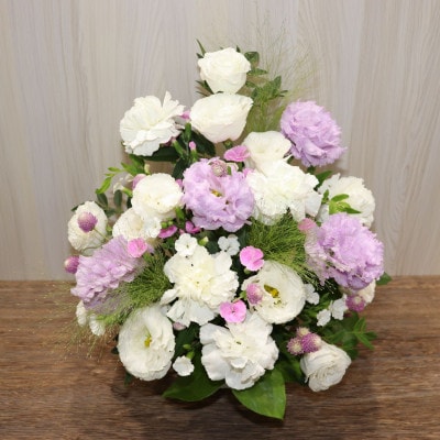 白とパープルのお花で上品な雰囲気のお供えアレンジ