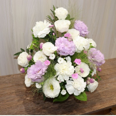 白とパープルのお花で上品な雰囲気のお供えアレンジ