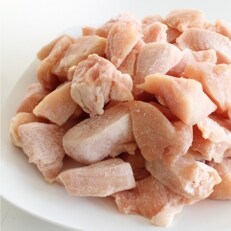 小分けで便利　宮崎県産若鶏むね肉切り身 ほぐれやすくて便利な250g×28パック　合計7000g
