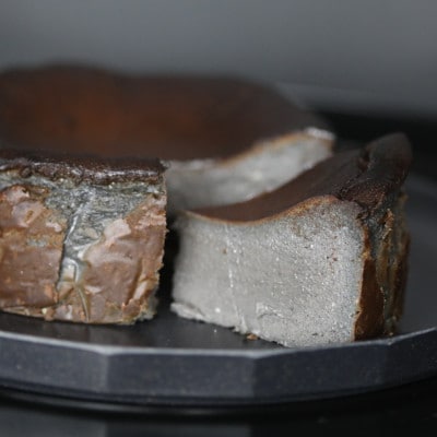 バスクチーズケーキ  黒胡麻&ホワイトショコラ