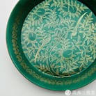 色絵磁器の真骨頂 金襴手様式「緑巻金彩桃絵リム付6.5寸フラット皿」 (有田焼 深海三龍堂)