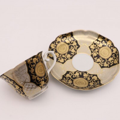 錦黒金彩菊華紋珈琲碗皿(有田焼 深海三龍堂)