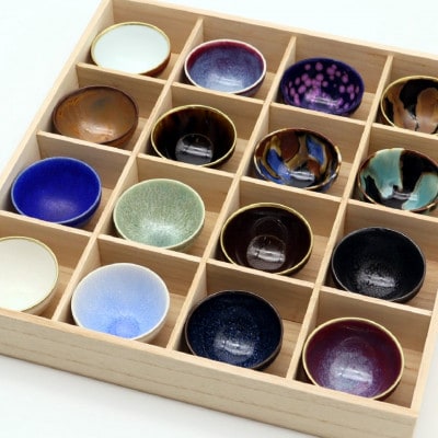 宝石のような輝き 釉の妙技 宝彩ぐい吞16選盃 / 桐箱入(有田焼真右エ門窯 深海三龍堂)