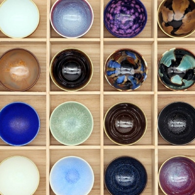 宝石のような輝き 釉の妙技 宝彩ぐい吞16選盃 / 桐箱入(有田焼真右エ門窯 深海三龍堂)