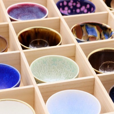 宝石のような輝き 釉の妙技 宝彩ぐい吞16選盃 / 桐箱入(有田焼真右エ門窯 深海三龍堂)