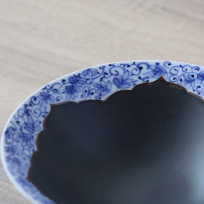 有田焼  黒マット花唐草桔梗渕16.5cm新平皿 1個