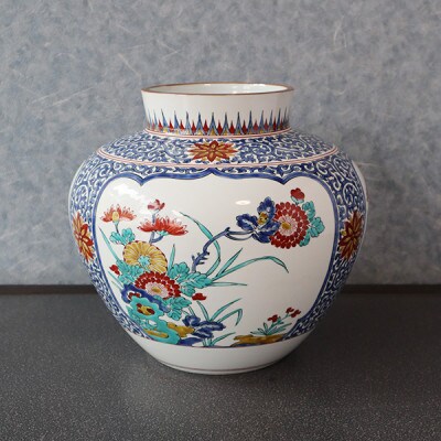 有田焼　8寸渕付大胴花瓶　木甲菊絵(木箱付)