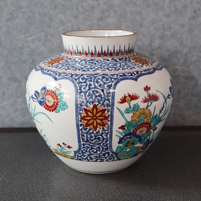 有田焼　8寸渕付大胴花瓶　木甲菊絵(木箱付)