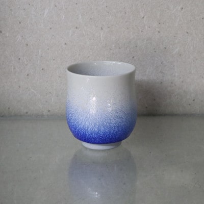 馬場真右エ門　前田泰昭　有田焼　ぐい呑お猪口盃 青色 陶器製 木箱付き 有田焼 馬場真右ェ門窯 丸湯呑(大) 藍染水滴(木箱付) | 佐賀県有田町