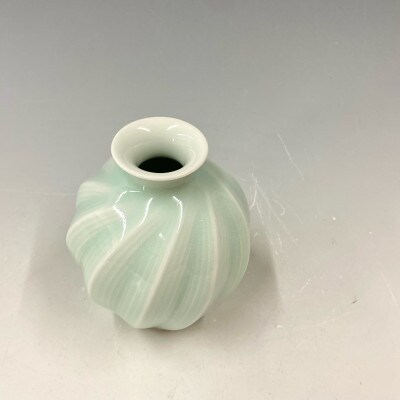 青白磁面取線彫花器(丸)　有田焼・中仙窯・中尾純