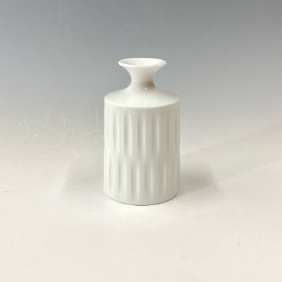 白磁線彫花器　有田焼・中仙窯・中尾純