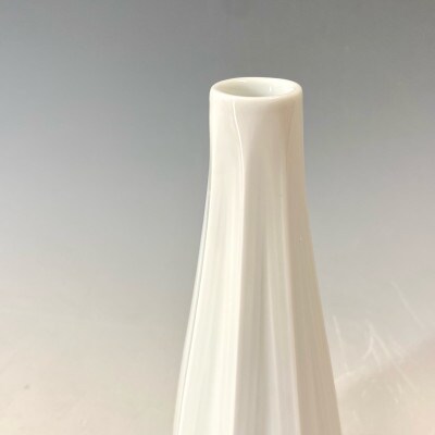 有田焼　中仙窯 中尾純　白磁面取線彫一輪差