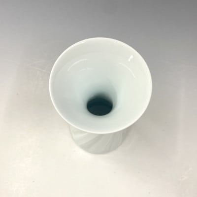 有田焼　中仙窯 中尾純　白磁面取線彫花器