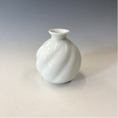 有田焼・中仙窯・中尾純　白磁ひねり花器